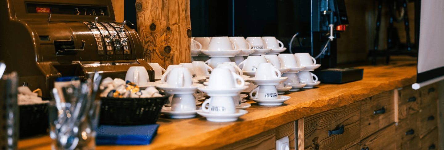 Aufeinander gestapelte Espressotassen an der Kaffeebar