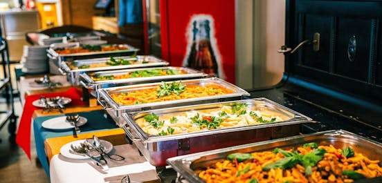 Aufgebautes Buffet mit verschiedenen Speisen