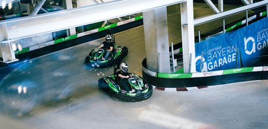 2 Karts fahren im Rennen um die Kurve und kämpfen um den Sieg