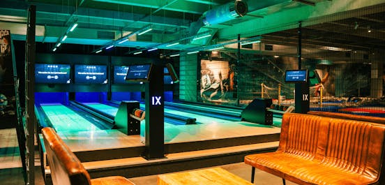 4 FunBowling-Bahnen mit einer gemütlichen Sitzgelegenheit davor