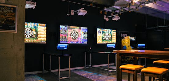 E-Darts Bereich mit gemütlichen Sitzgelegenheiten