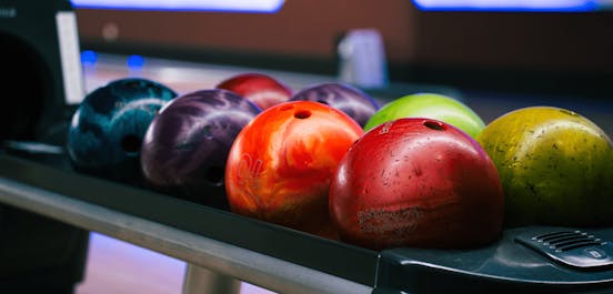 Viele Bowling Kugeln auf der Rücklaufbahn