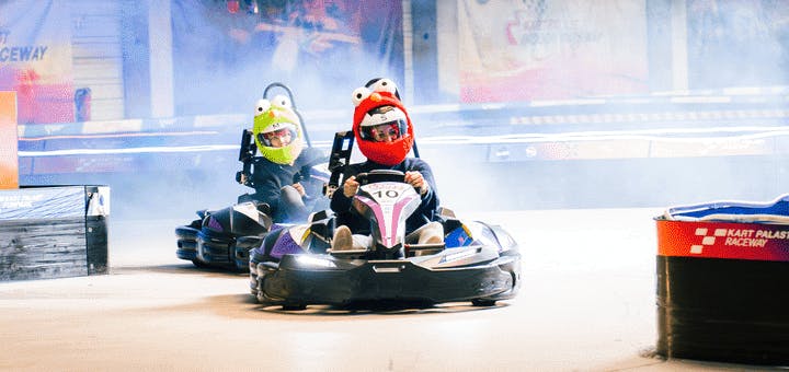 2 Fahrer auf der Combat Karts Rennstrecke mit Plüsch Helm Cover