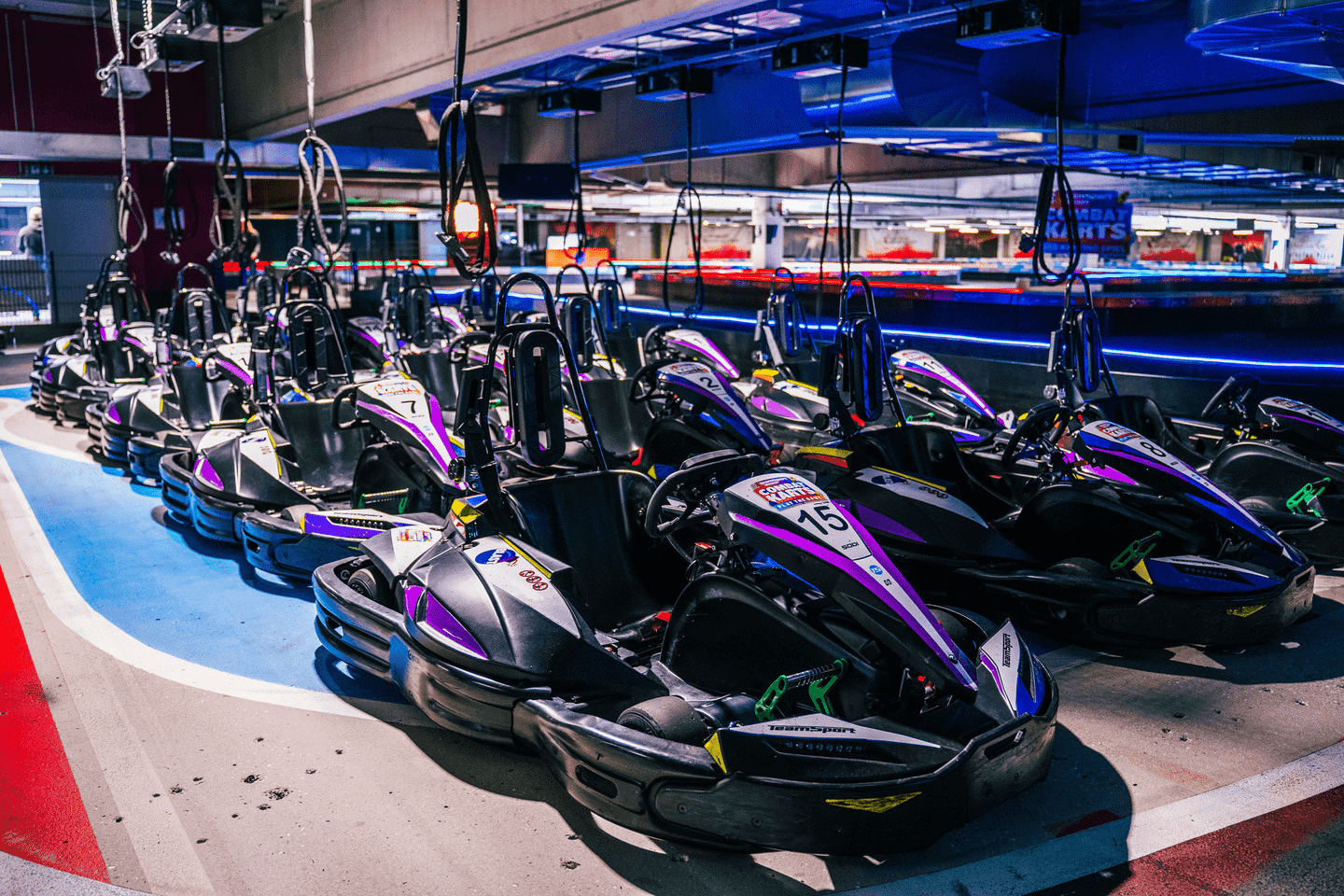 Die besonderen Combat Karts stehen in der Boxengasse und warten auf Ihren Einsatz