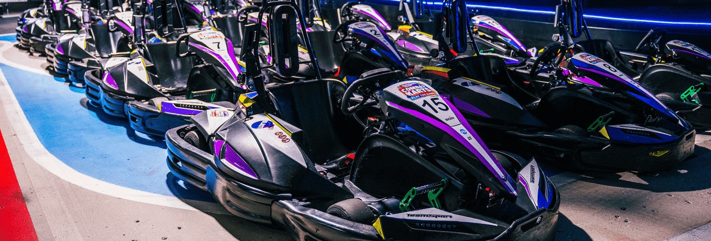 Die besonderen Combat Karts stehen in der Boxengasse und warten auf Ihren Einsatz