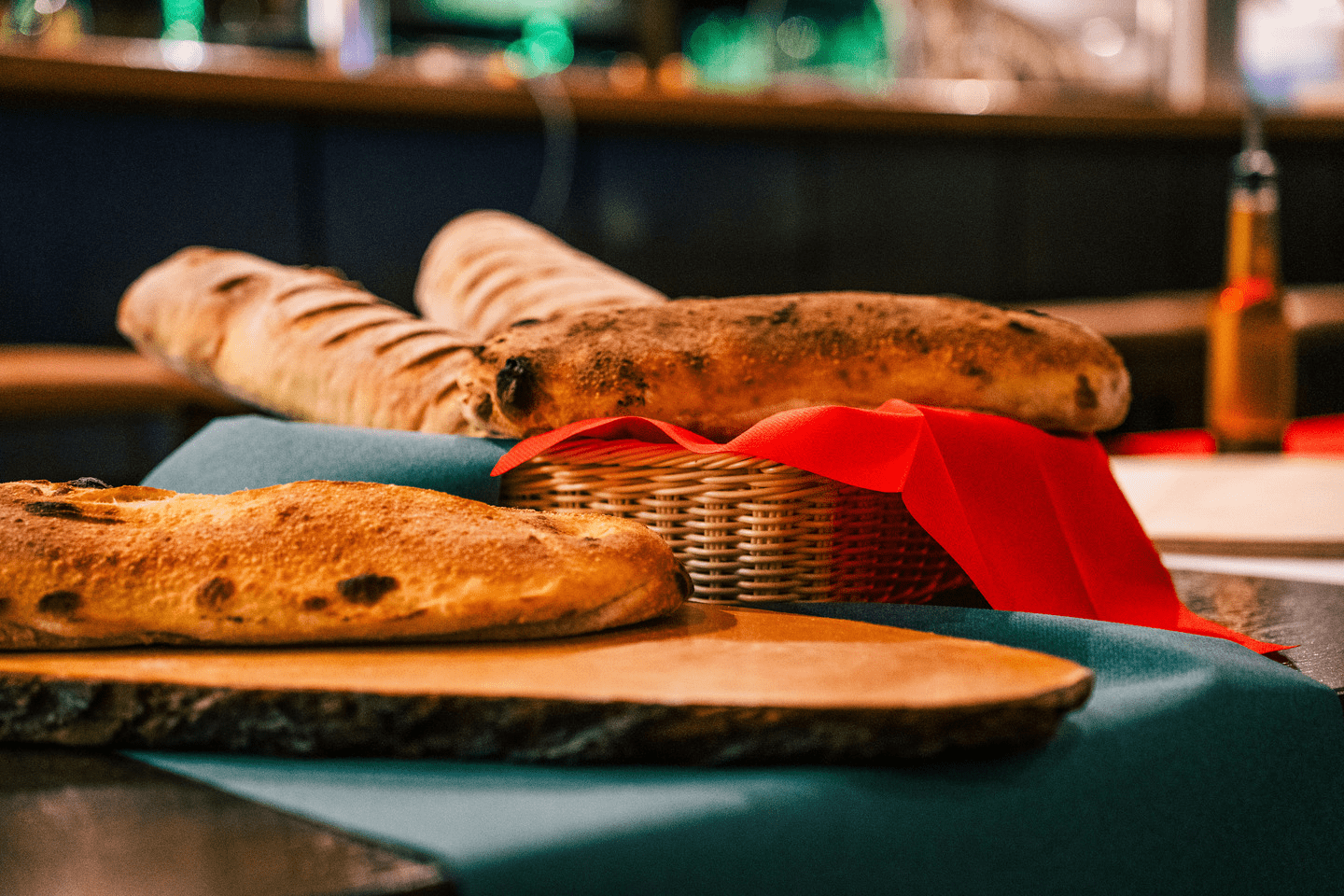 Leckeres, frisch gebackenes Baguette an einem Buffet