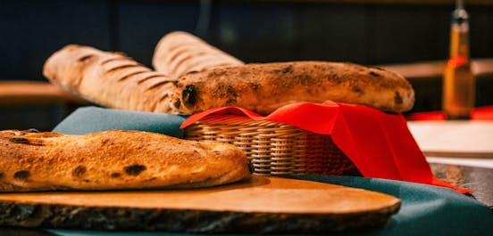 Leckeres, frisch gebackenes Baguette an einem Buffet