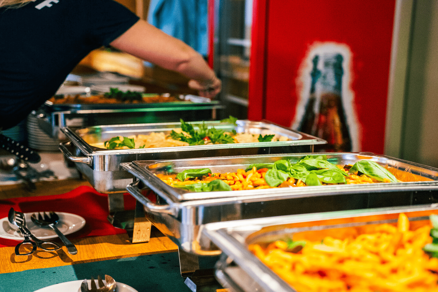 Aufgebautes Buffet mit verschiedenen Speisen 