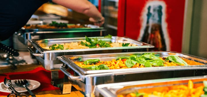 Aufgebautes Buffet mit verschiedenen Speisen