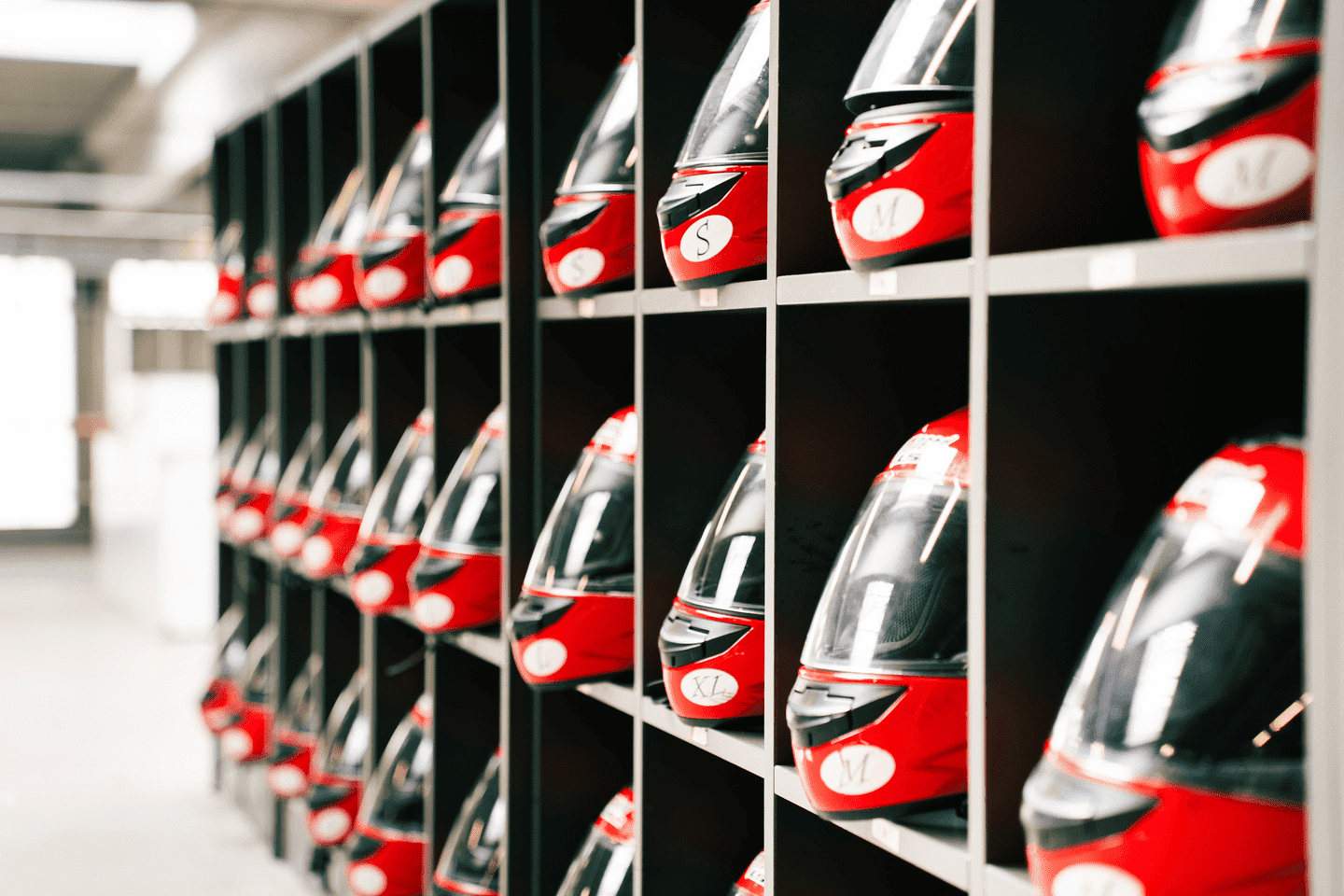 Ein Regal voller Helme direkt an der Rennstrecke