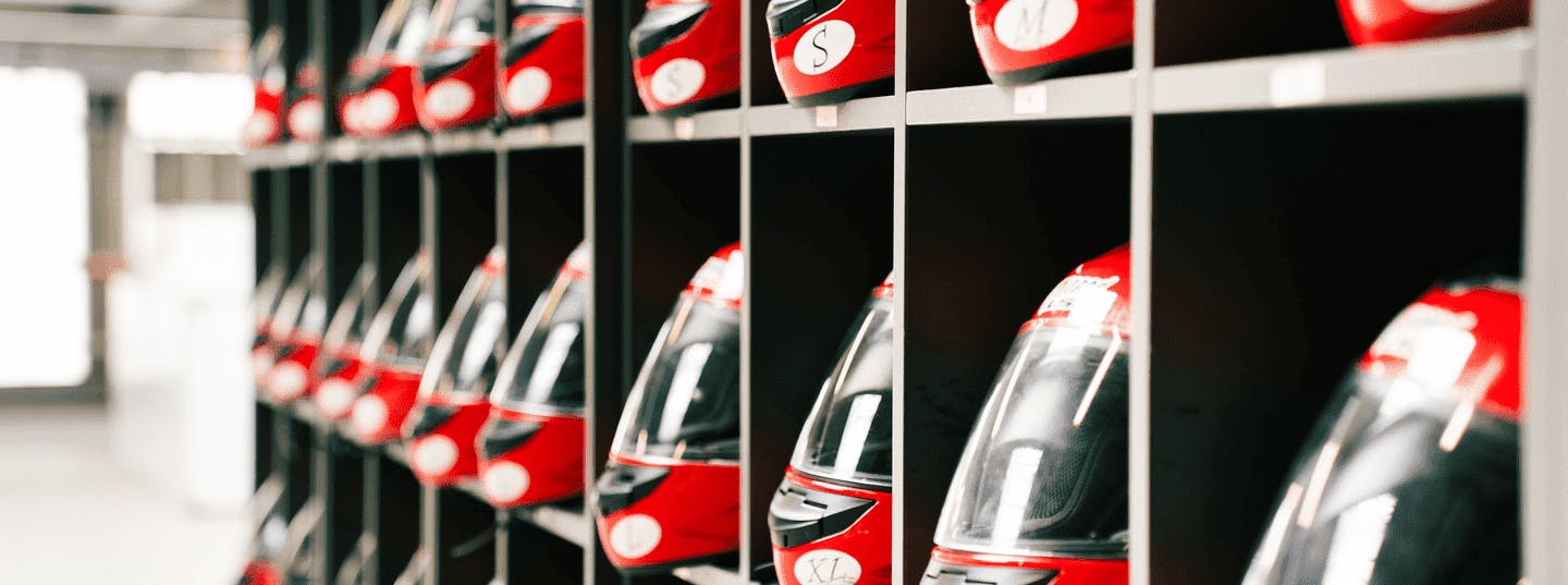 Ein Regal voller Helme direkt an der Rennstrecke