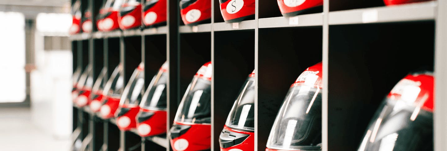 Ein Regal voller Helme