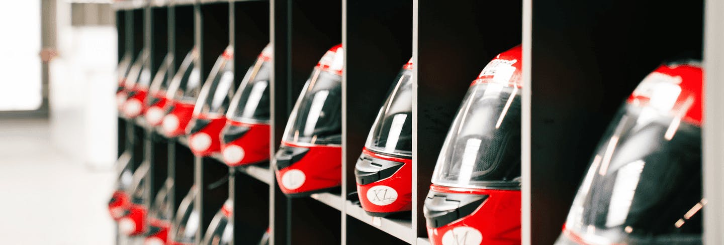 Ein Regal voller Helme