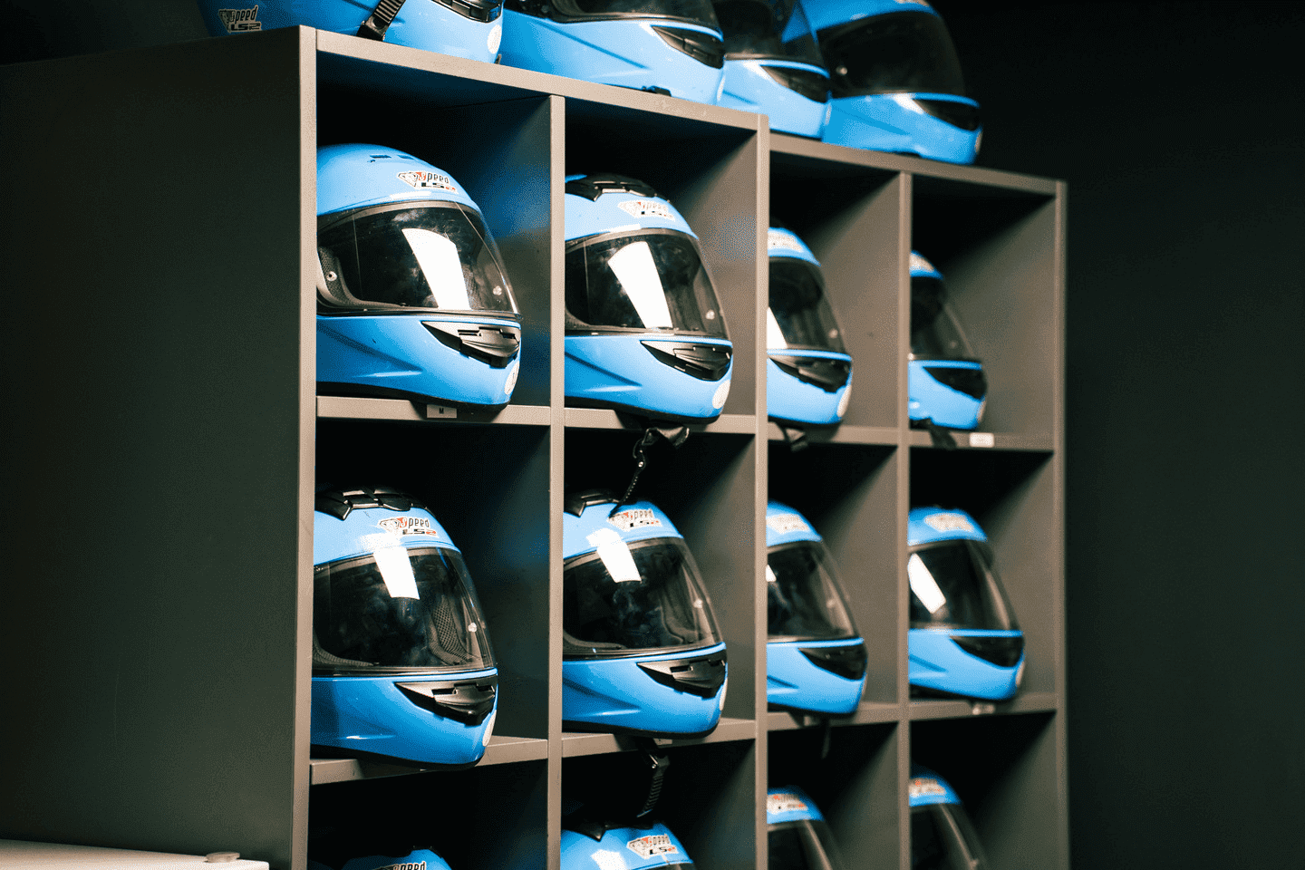 Ein Regal voller Helme 