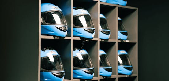 Ein Regal voller Helme