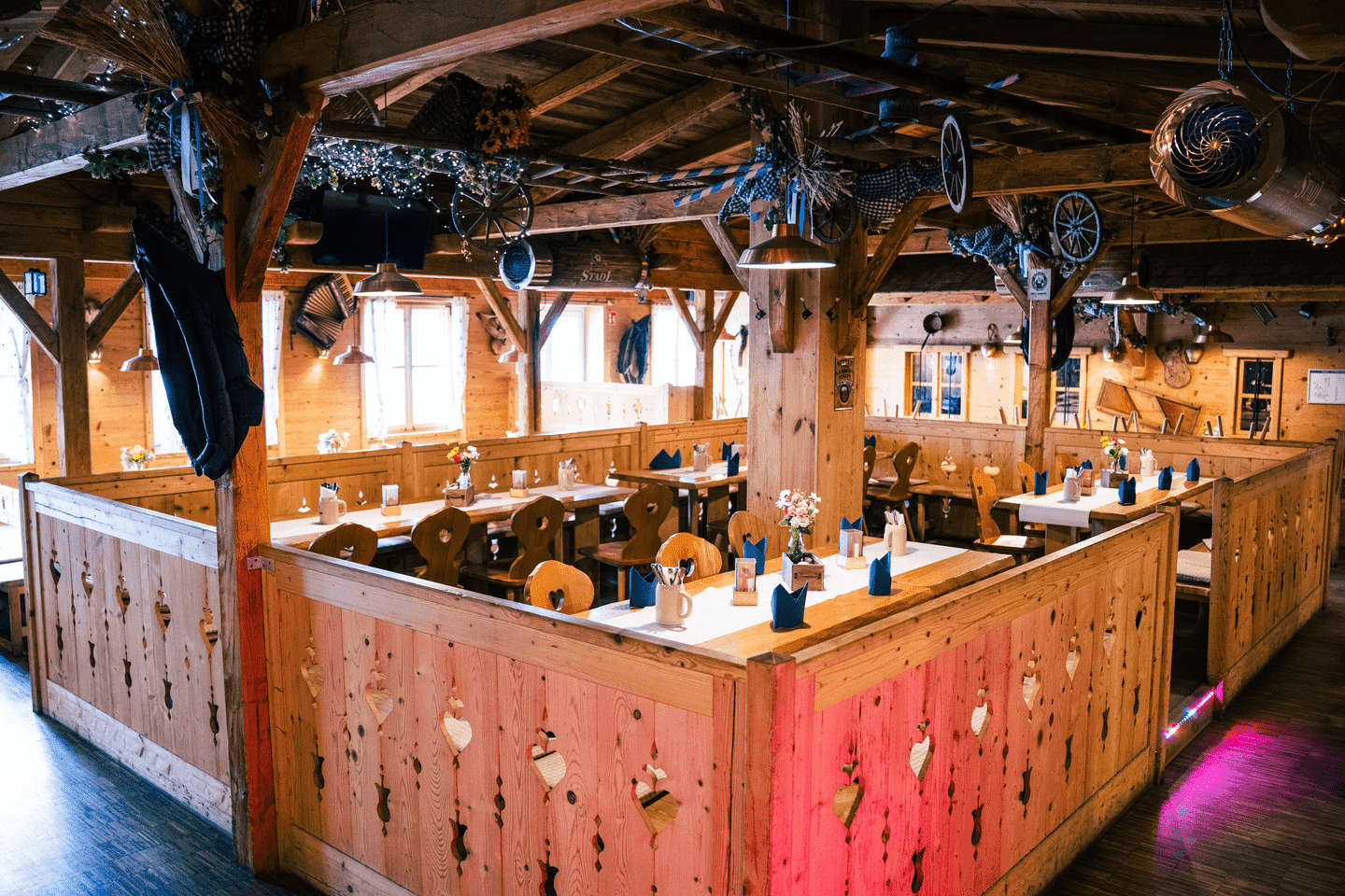 Ein Überblick über den Rastaurantbereich Stadl mit eingedeckten Tischen 