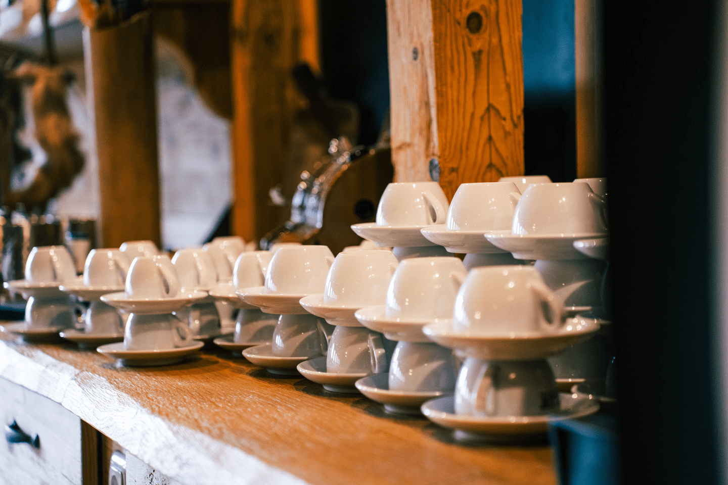 Viele Kaffeetassen ansprechend gestapelt bei einer Kaffeebar 