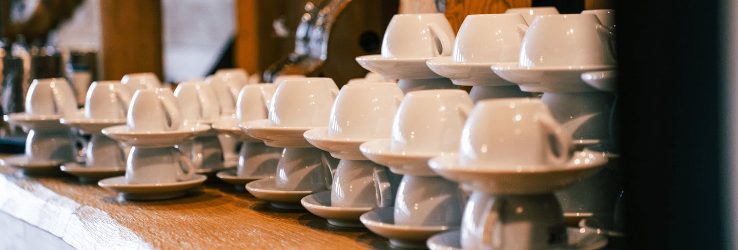 Viele Kaffeetassen ansprechend gestapelt bei einer Kaffeebar