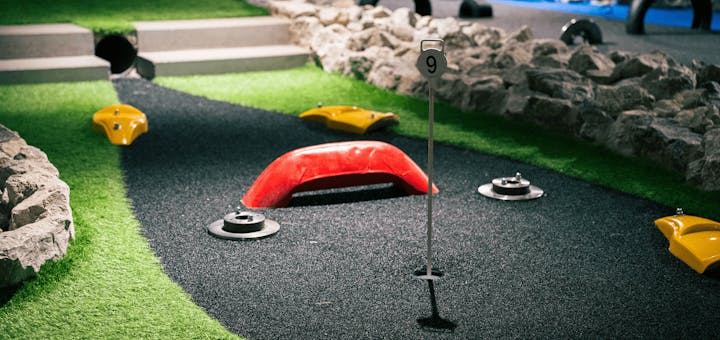 Ein Blick auf Loch Nummer 9 des Adventure Minigolf Parcours