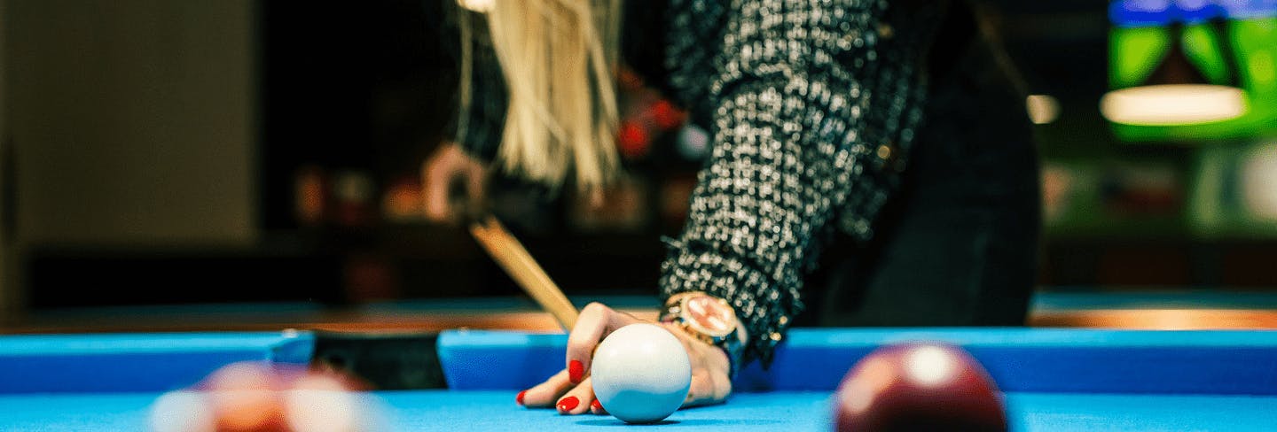 Eine Frau spiel Billard