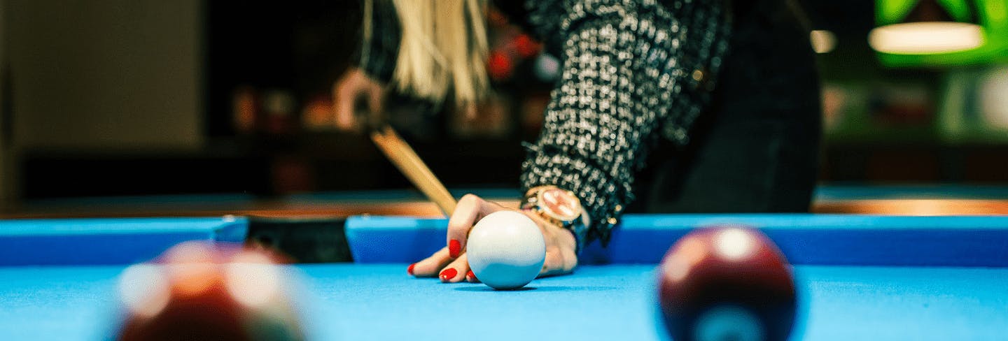 Eine Frau spiel Billard