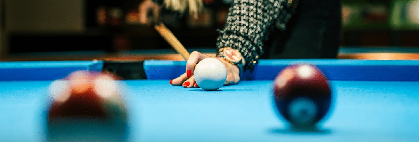 Eine Frau spiel Billard