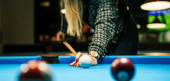 Eine Frau spiel Billard