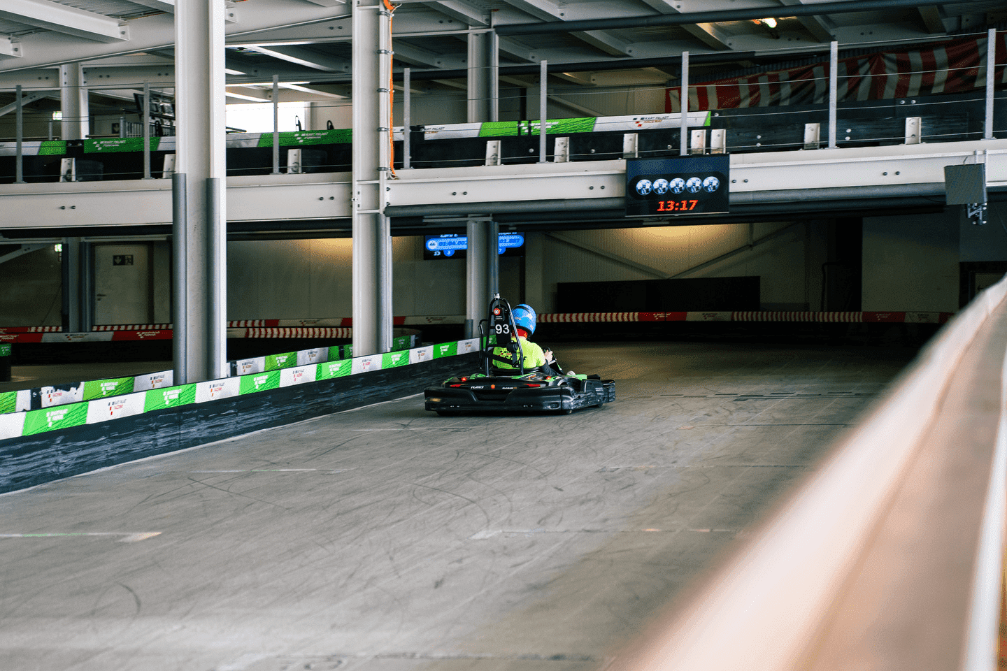 Ein Kart fährt auf der langen High-Speed Geraden auf Raceway 3 