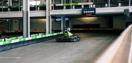 Ein Kart fährt auf der langen High-Speed Geraden auf Raceway 3