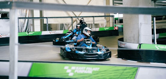 Mehrere Fahrer im Kart fahren um eine Kurve und kämpfen um den Sieg!