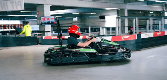 Ein Kartfahrer fährt auf Raceway 1