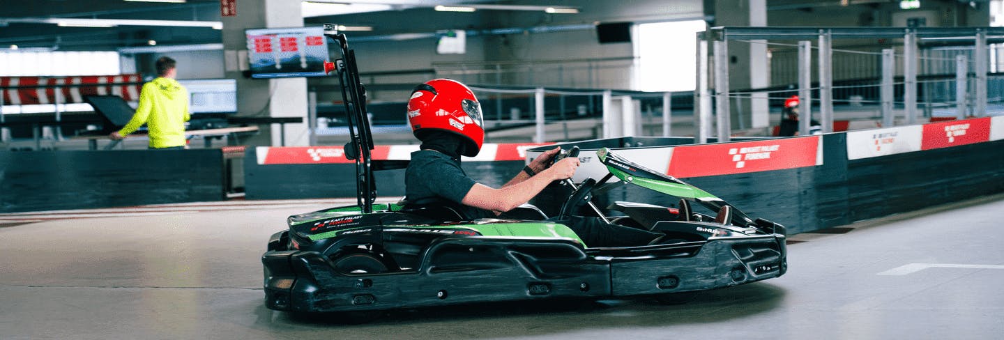 1 Fahrer fährt um die Kurve