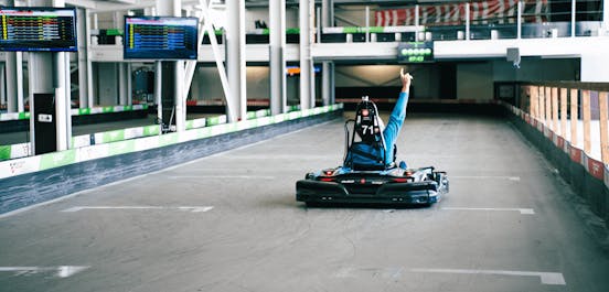 Ein Fahrer fährt durch die Zielgerade und jubelt