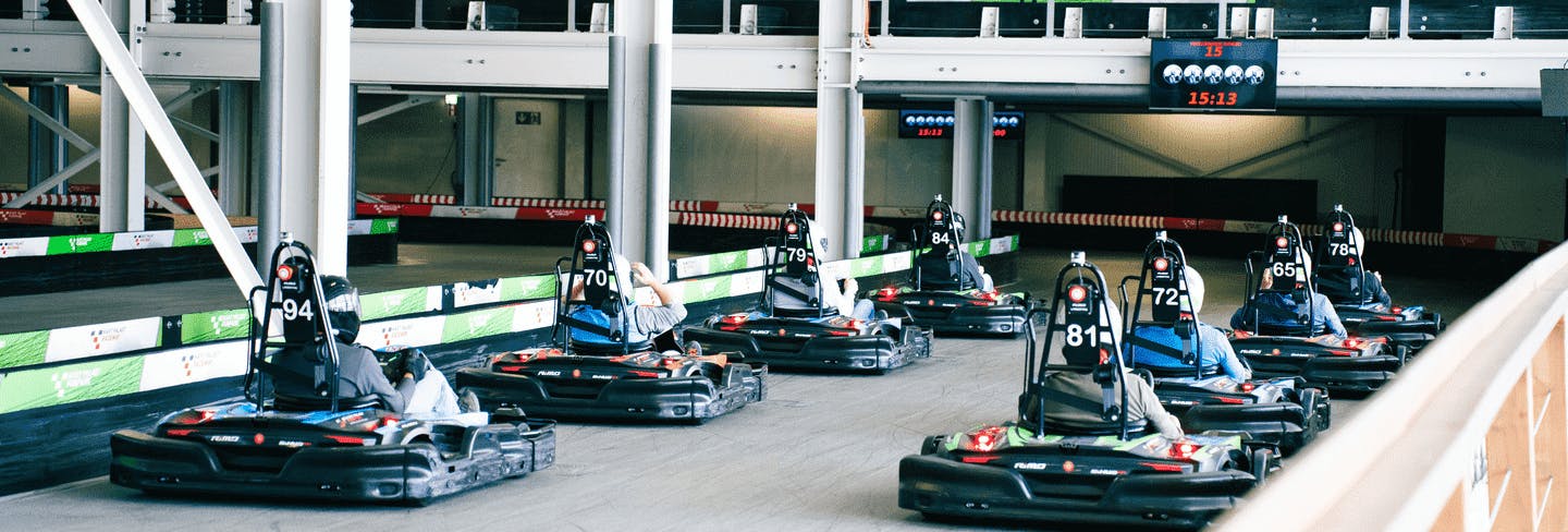 Startaufstellung für das Rennen auf Raceway 3. Die Fahrer warten, dass die Ampel grün wird und das Rennen beginnt.