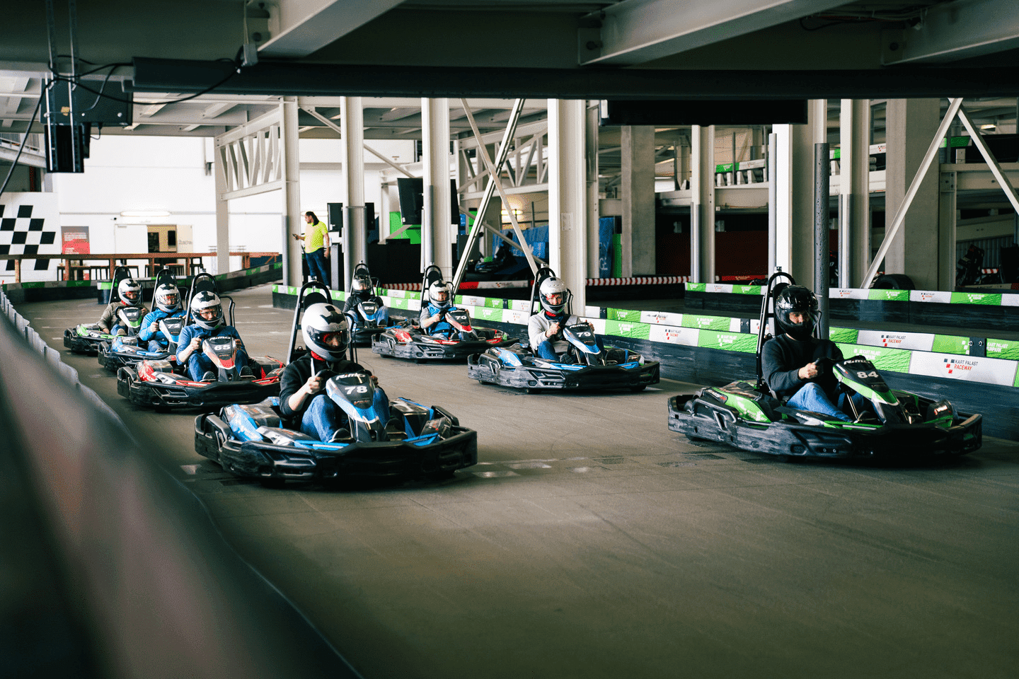 Startaufstellung für das bevorstehende Rennen auf Raceway 3 