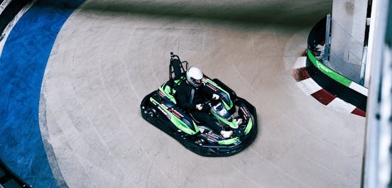 Ein Fahrer im Kart auf der Rennstrecke