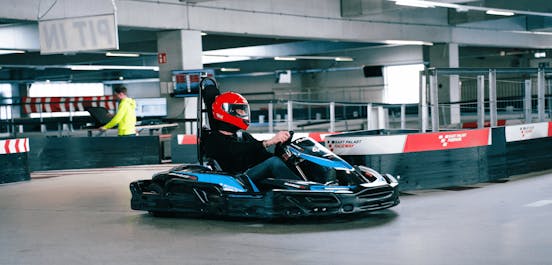 Ein Fahrer fährt auf Raceway 1
