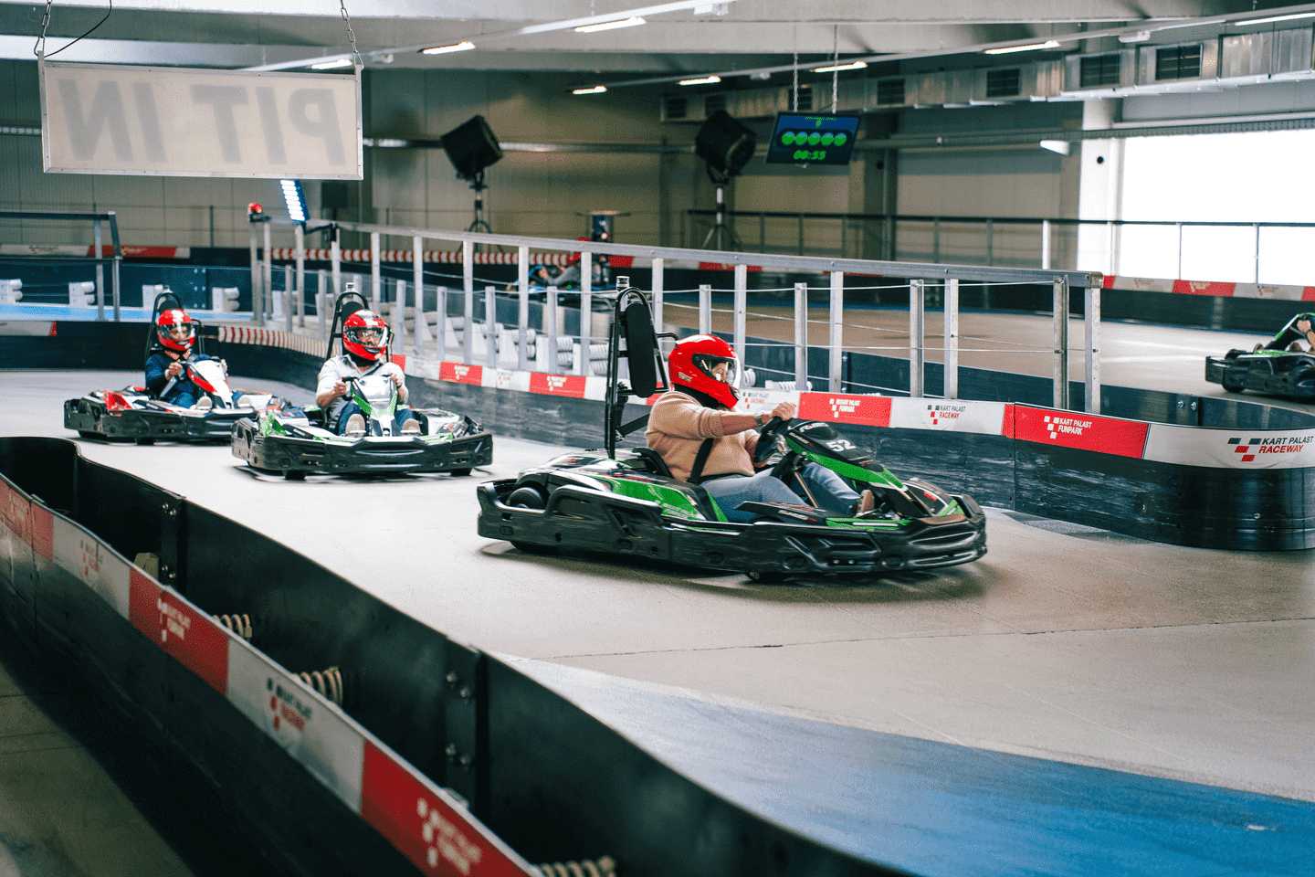 3 Karts fahren auf Raceway 1 und nehmen an einem Rennen teil