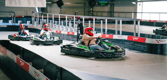 3 Karts fahren auf Raceway 1 und nehmen an einem Rennen teil