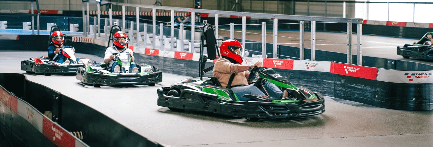 3 Karts fahren auf der Rennstrecke um die Kurven und kämpfen um Ihren Platz