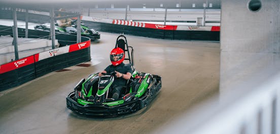 2 Kartfahrer auf Rennstrecke 1