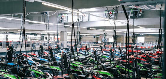 Boxengasse auf Raceway 1 mit vielen Karts