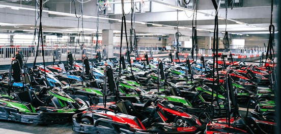 Karts in der Boxengasse auf Raceway 1