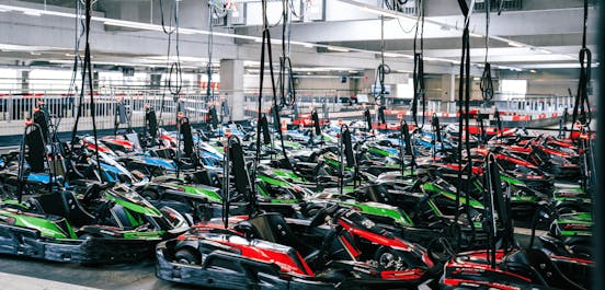 Unsere Boxengasse auf Raceway 1 mit der gesamten Kartflotte wartet auf ihren nächsten Einsatz!