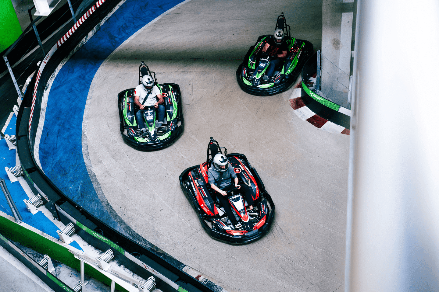 3 Karts nehmen an einem Rennen teil und kämpfen um den Sieg 
