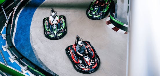 3 Karts fahren um die Kurve auf Raceway 3