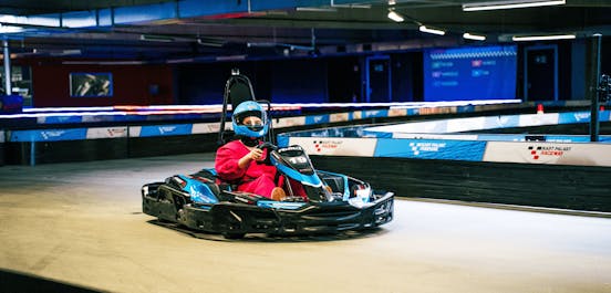 Ein Kart mit Fahrer fährt auf der Rennstrecke