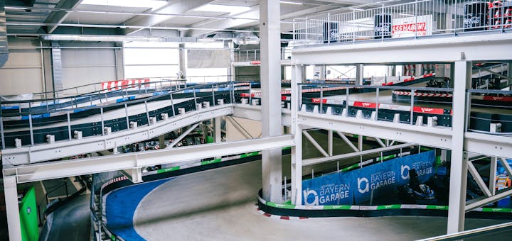 Überblick über Raceway 1 und 3 vom Zuschauer-Bereich aus