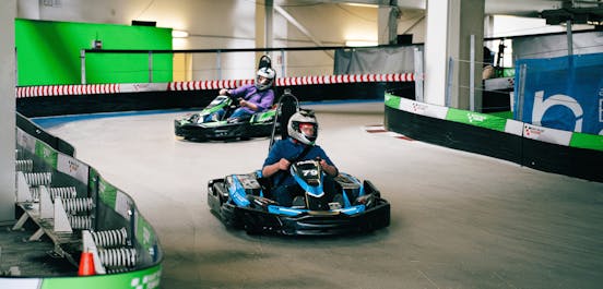 2 Karts fahren die Abfahrt von Raceway 3 hinunter