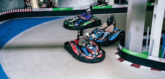 3 Karts fahren auf Raceway 3 um die Kurve und verteidigen Ihre Plätze im Rennen
